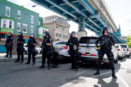 Un grupo de policías durante un operativo desplegado durante las protestas celebradas en Filadelfia en mayo de 2020 por la muerte de George Floyd. - MICHAEL CANDELORI / ZUMA PRESS / CONTACTOPHOTO