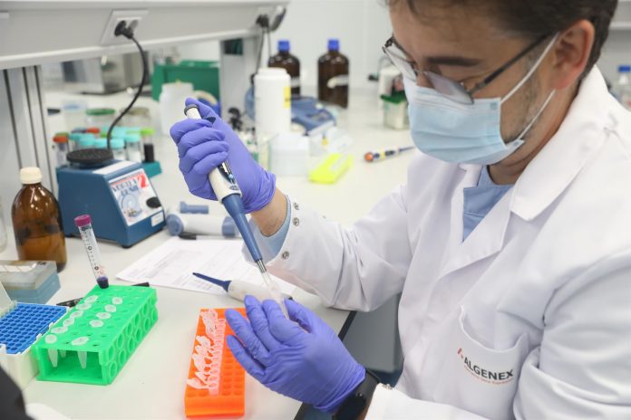 Un investigador trabaja en las instalaciones de una nueva factoría de la empresa ALGENEX dedicada a la producción de vacunas. En Tres Cantos, Madrid