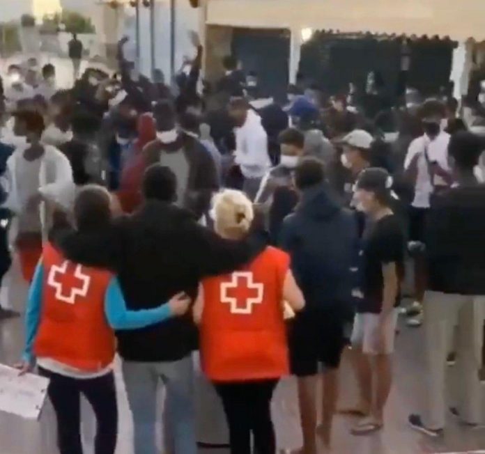 Cruz Roja investiga una fiesta entre su personal e inmigrantes en Canarias