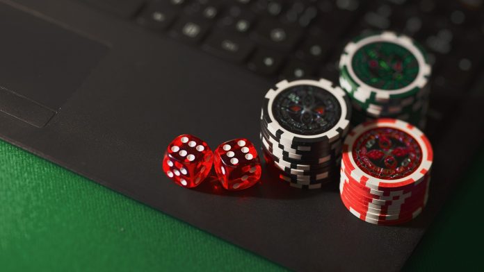 ordenador y fichas de poker
