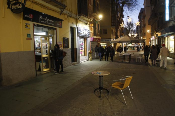 Una silla y una mesa en la terraza de un bar en la calle Olmos