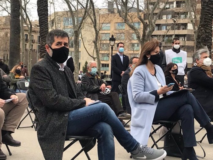 La candidata de Junts a las elecciones catalanas, Laura Borràs, con el secretario general del partido, Jordi Sànchez